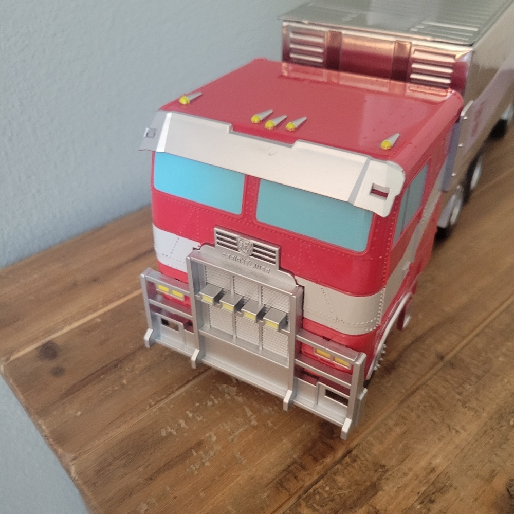 Transformers Rise Of The Beast Optimus Prime Popcorn Truck Bucket AMC exclusive - Picture 3 of 5